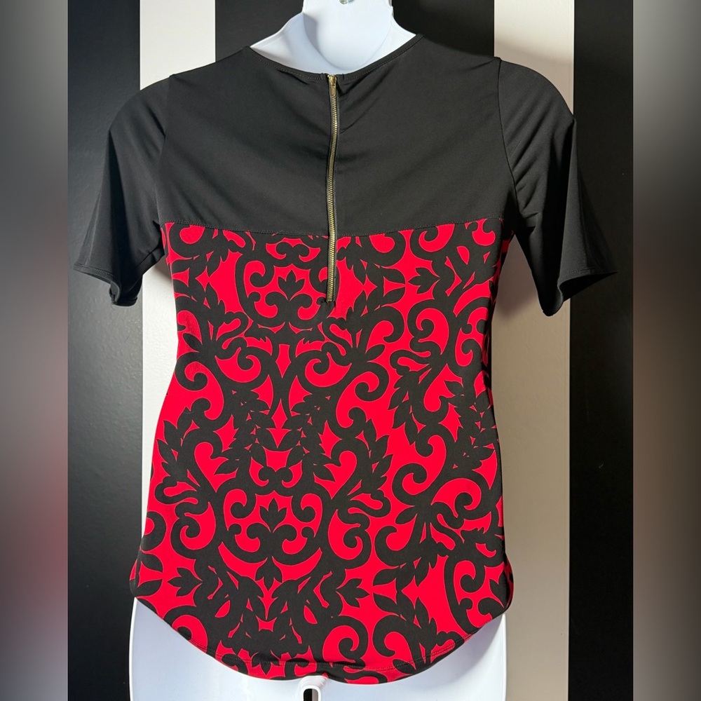 Worthington Black Short Sleeve Top w/ Red Damask Panel and Half Zip Back - SZ M - Picture 3 of 4